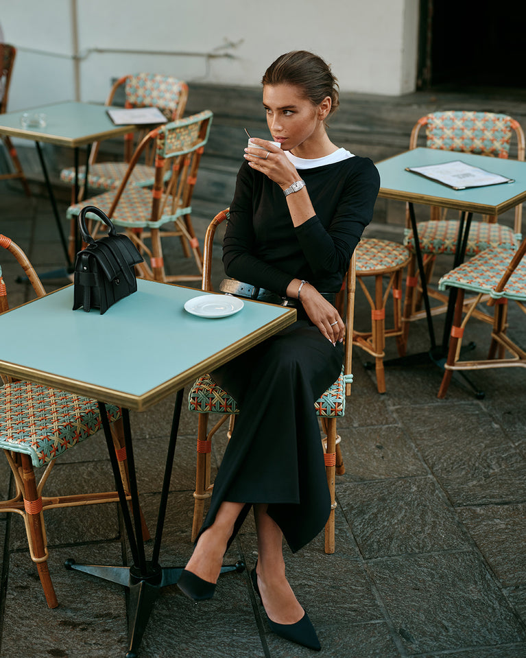  En fyrkantig damklocka i silver från WALDOR & CO. med vit Diamond Cut Sapphire Crystal glass urtavla. Seiko urverk. Modellen är Eternal 22 Bellagio.