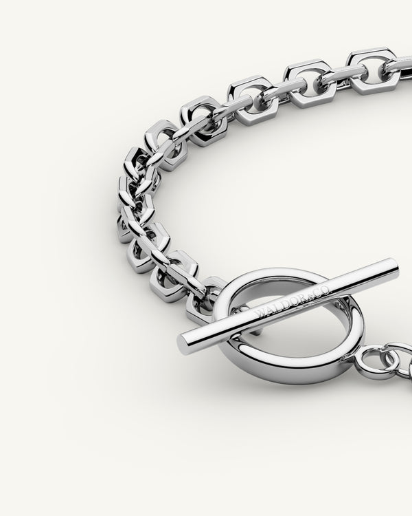 T-bar Chain Bracelet in 925 Sterling Silver from Waldor & Co. The model is Azur Chain Sterling Silver