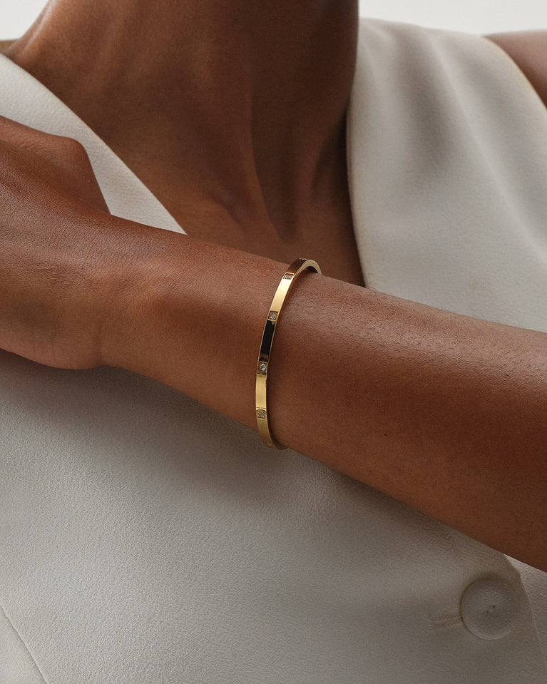 A Bangle Bracelet in 14k gold-plated stainless steel from Waldor & Co. The model is Brilliant Bangle Polished.