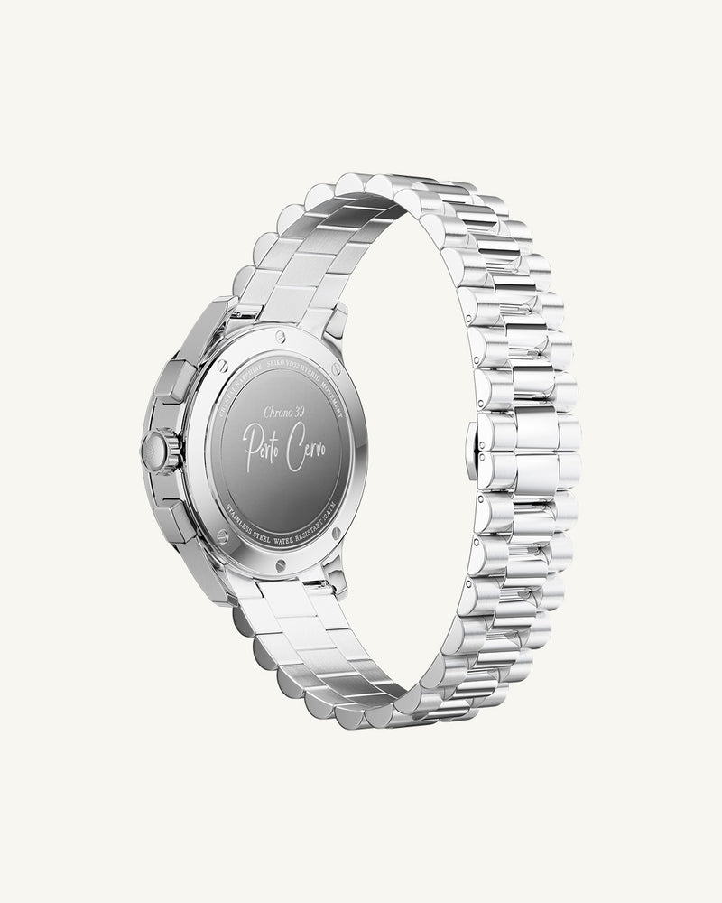 En rund herrklocka i rodiumpläterat silver från WALDOR & CO. med svart sunray urtavla och en sekundvisare. Seiko urverk. Modellen är Chrono 39 Porto Cervo.