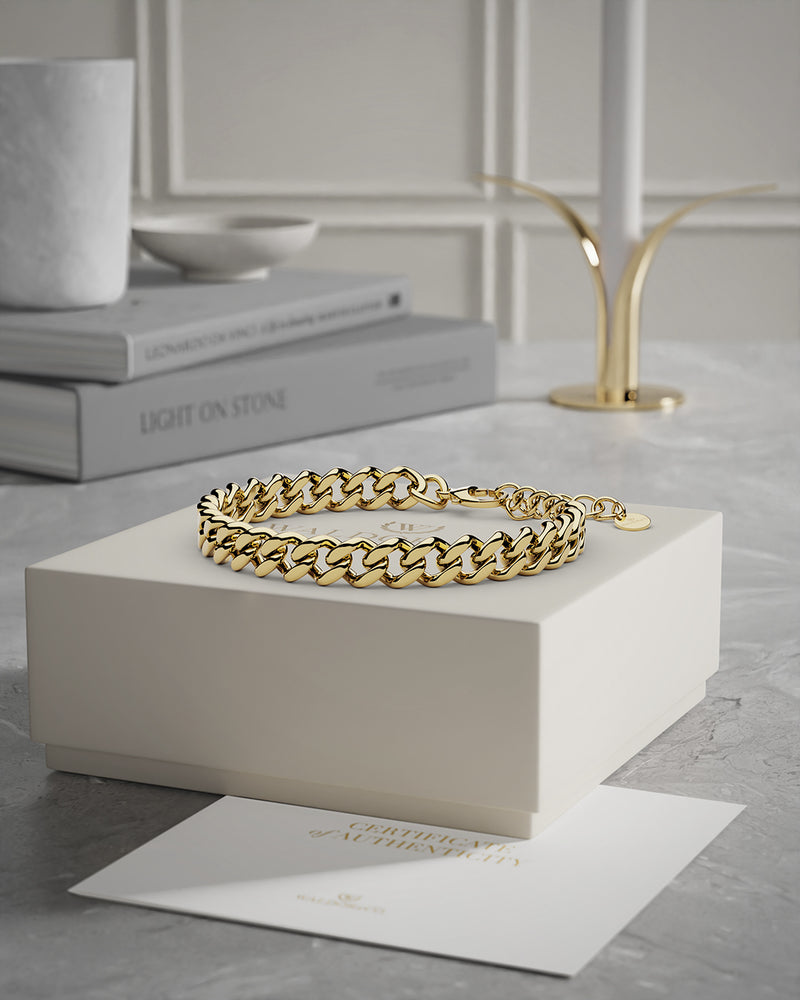 A gold polished stainless steel chain in silver from Waldor & Co. One size. The model is Chunky Chain Polished
