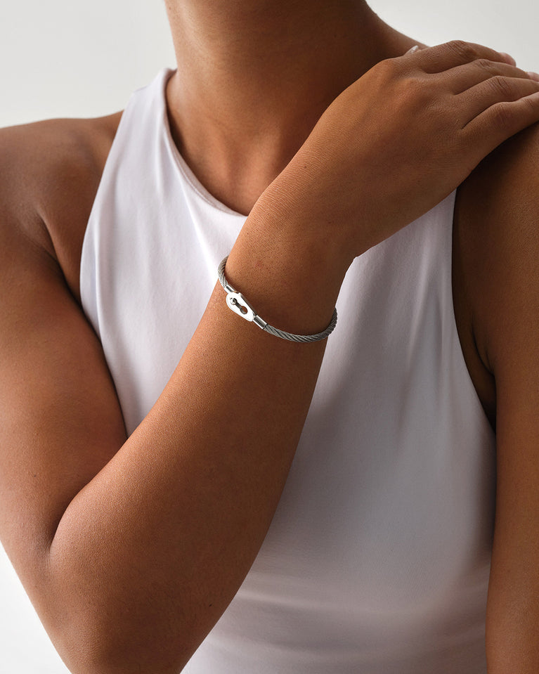 A Bangle in polished silver 316L stainless steel from Waldor & Co. One size. The model is Como Cable Polished.