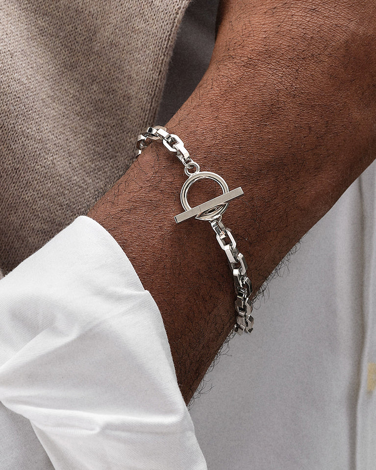 A polished stainless steel chain in silver from WALDOR & CO. The model is Demure Chain Polished.