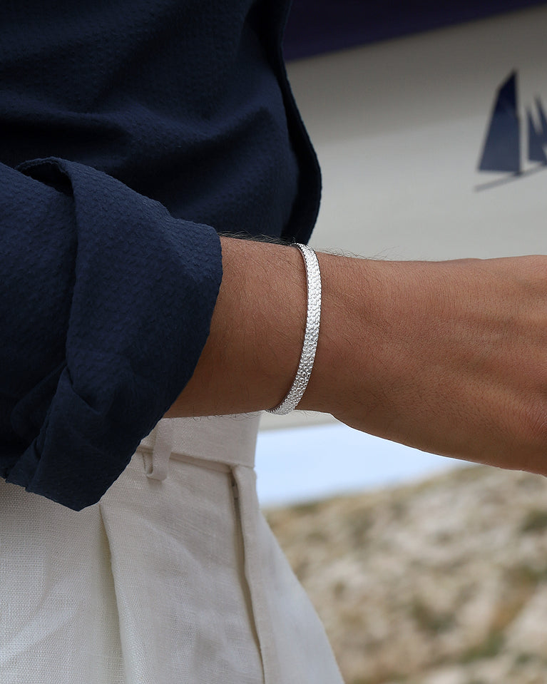  A polished stainless steel bangle in silver from Waldor & Co. One size. The model is Frost Bangle Polished.