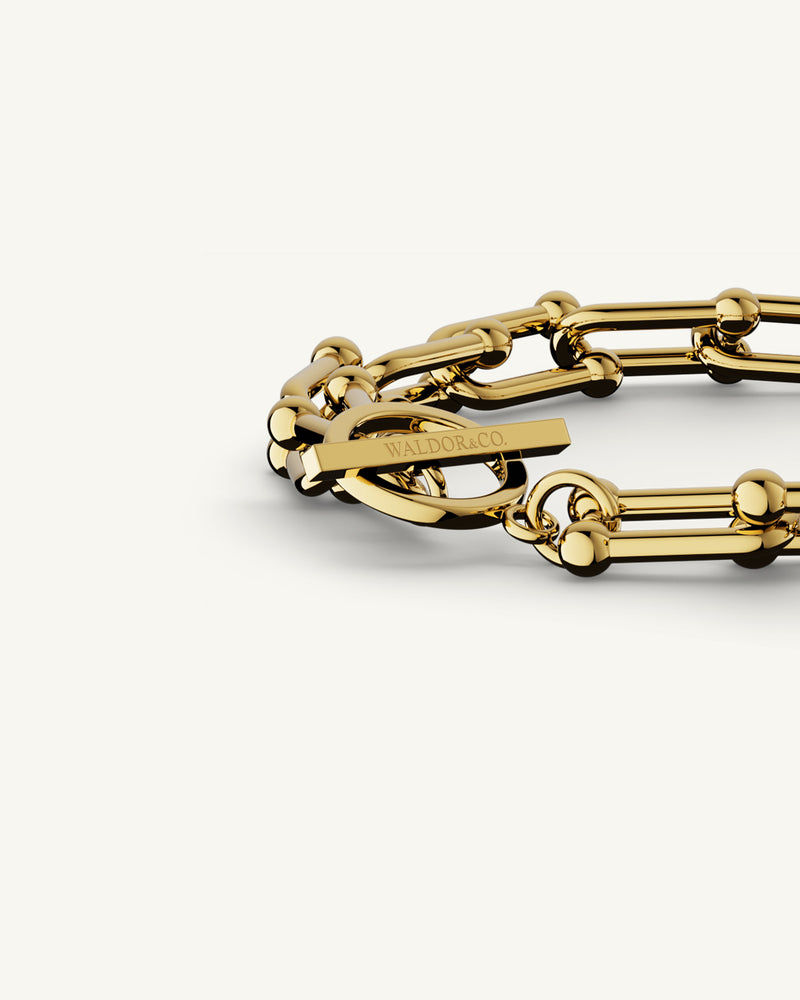A Chain Bracelet in 14k gold-plated from Waldor & Co. The model is Pivot Chain Polished Gold