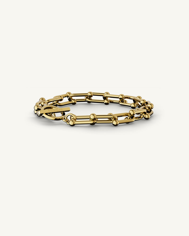 A Chain Bracelet in 14k gold-plated from Waldor & Co. The model is Pivot Chain Polished Gold