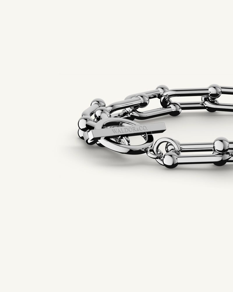 A Chain Bracelet in polished Silver plated-316L stainless steel from Waldor & Co. The model is Pivot Chain Polished
