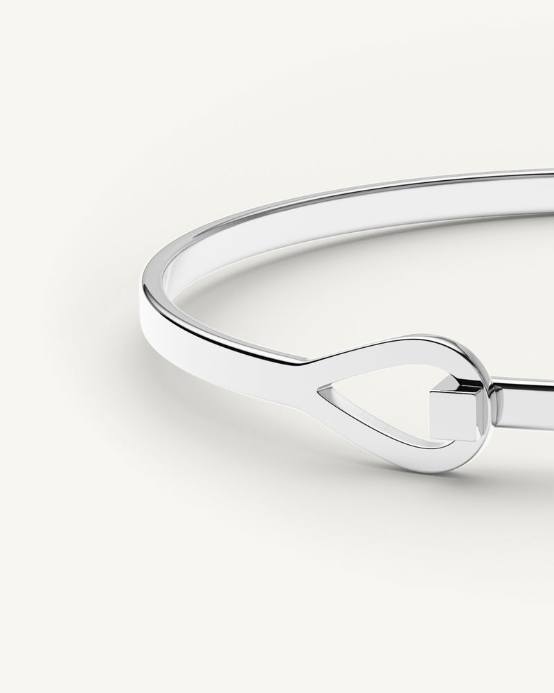 A Bracelet in polished Silver plated-316L stainless steel from Waldor & Co. The model is Signature Bracelet Polished.