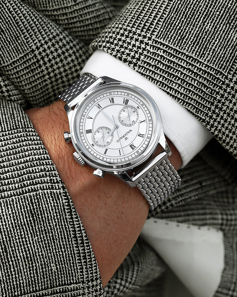  A round mens watch in rhodium-plated silver from Waldor & Co. with a silver sunray dial and a second hand. Seiko movement. The model is Avant 42 Cap Mala 42mm.