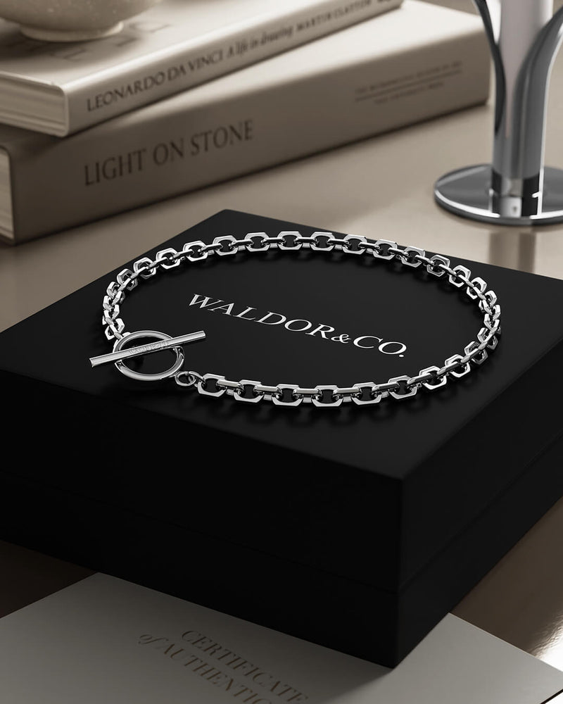 T-bar Chain Bracelet in 925 Sterling Silver from Waldor & Co. The model is Azur Chain Sterling Silver