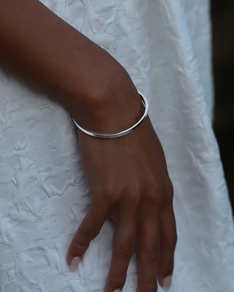 A Square Bangle in 925 Sterling Silver from Waldor & Co. The model is Pure Bangle Sterling Silver