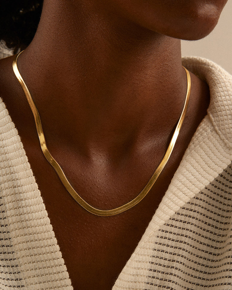 A Chain Necklace in 14k gold-plated from Waldor & Co. The model is Eze Chain Polished Gold.